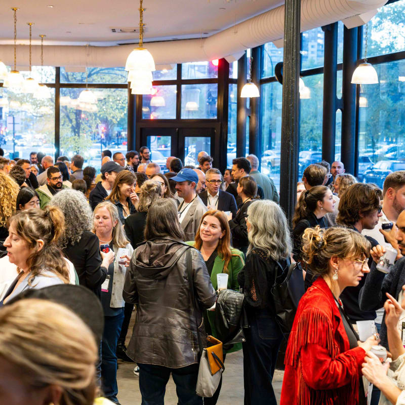 Hub Montréal - Une salle remplie de personnes qui discutent ensemble