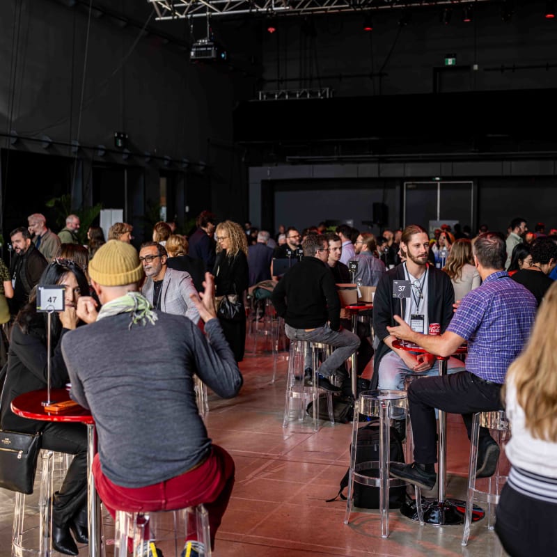 Hub Montréal - Plusieurs personnes sont assises à l'entour de tables rondes