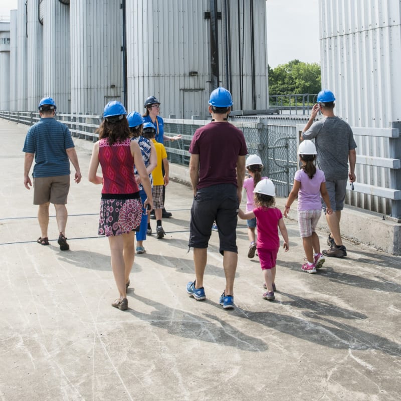 Famille en visite à une centrale hydroélectrique.