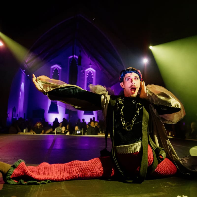 Le Monastère - Cabaret de Cirque - An artist in costume on stage