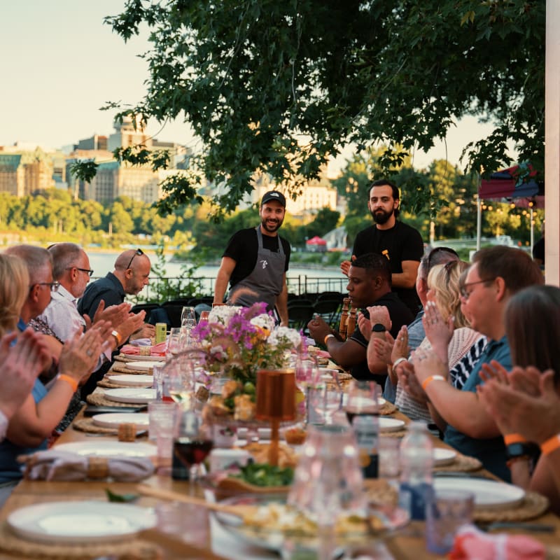 Les Grands Feux du Casino Lac-Leamy - Une très grande table est remplie de personnes