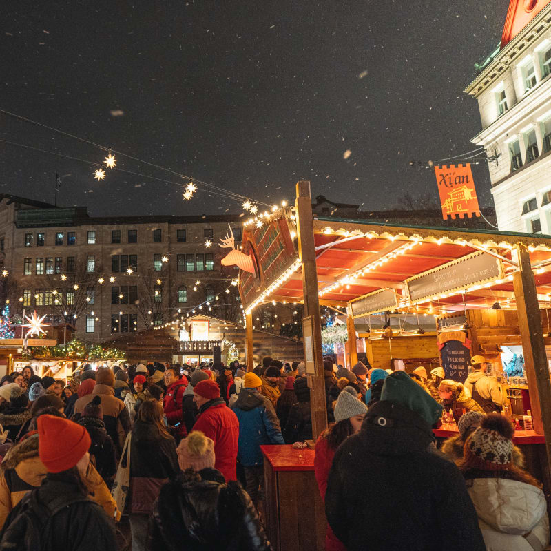 Marché de Noël allemand Québec illuminé et rempli de personnes