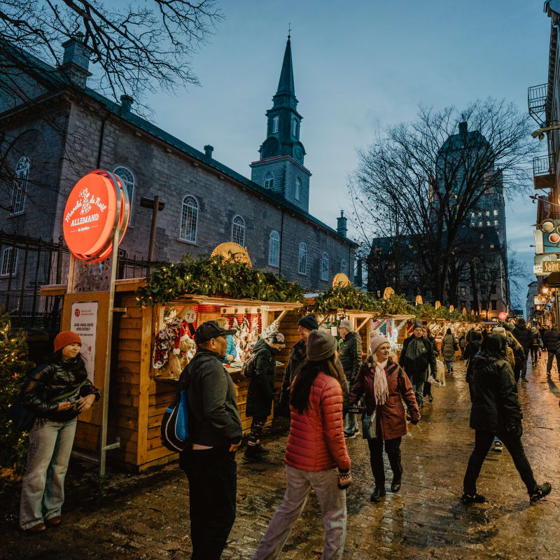 Marché de Noël allemand Québec - Petites maisonnettes décorées de guirlandes lumineuses, sont disposés le long de la rue