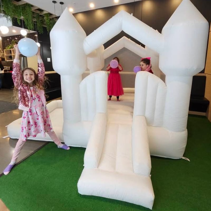 Marché des Trouvailles Locales - Small white bouncy castle with kids
