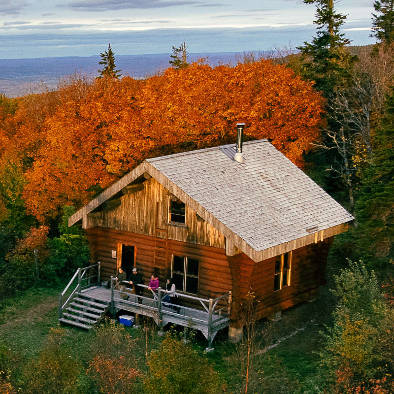 Perfect activities for a colourful fall with Quebec Adventure Outdoor - Cottage surrounded by a fall landscape