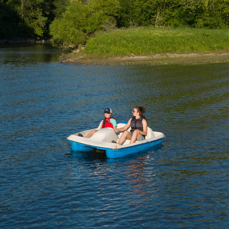 Discover what makes Nicolet-Yamaska such a rich region - Pedal boating on the Nicolet River