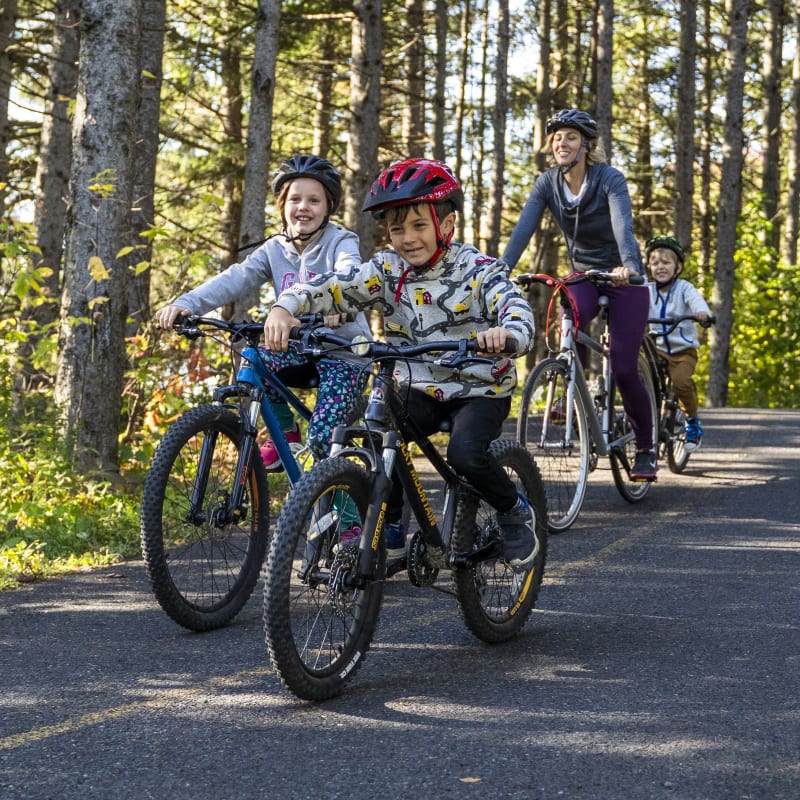 Bromont, the destination that promises a change of scenery this autumn! - Family bike ride
