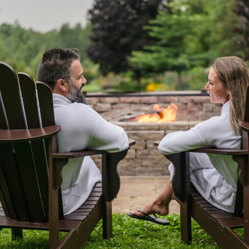 Vaudreuil-Soulanges in the fall: nature, agritourism and family fun - Couple relaxing by an outdoor fire, Auberge des Gallant