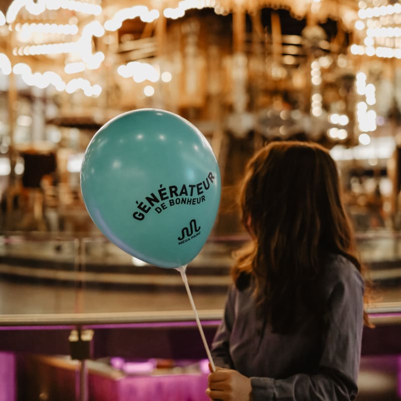 Young girl with a balloon at Méga Parc.