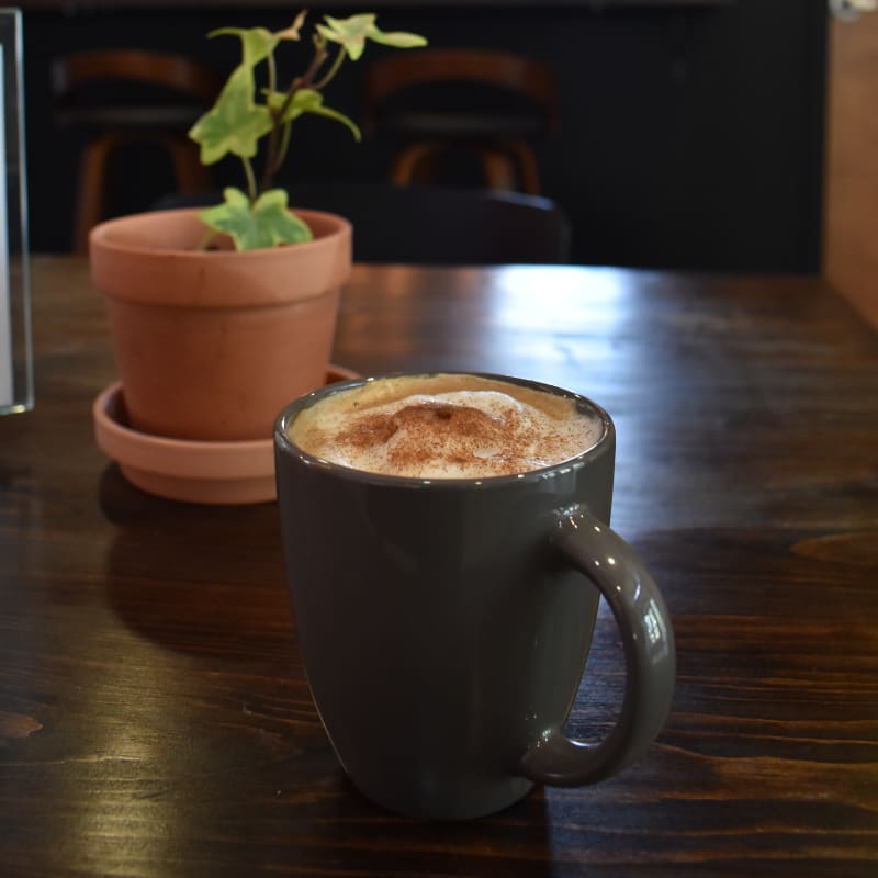 MA, Rouyn-Noranda Art Museum - A coffee and a plant on a wooden table