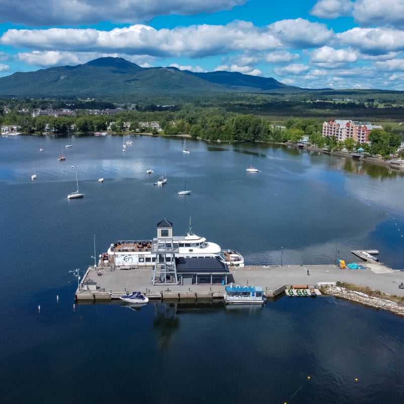 Quai à Magog et le Mont Orford au loin.