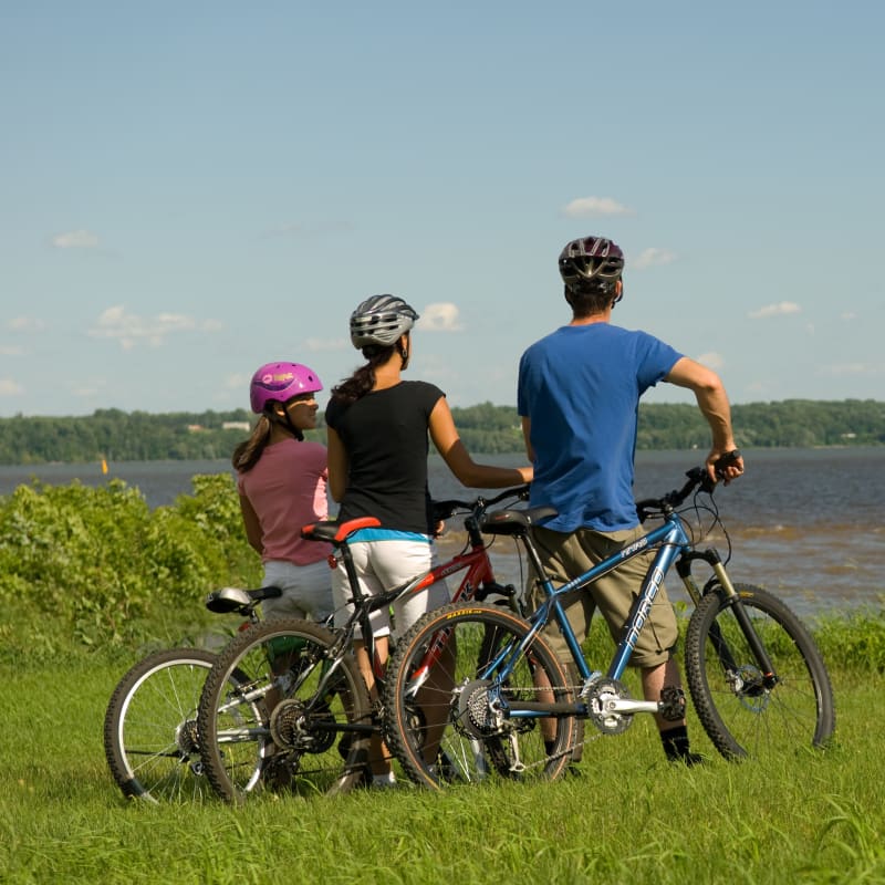 Family on bikes in Mauricie.