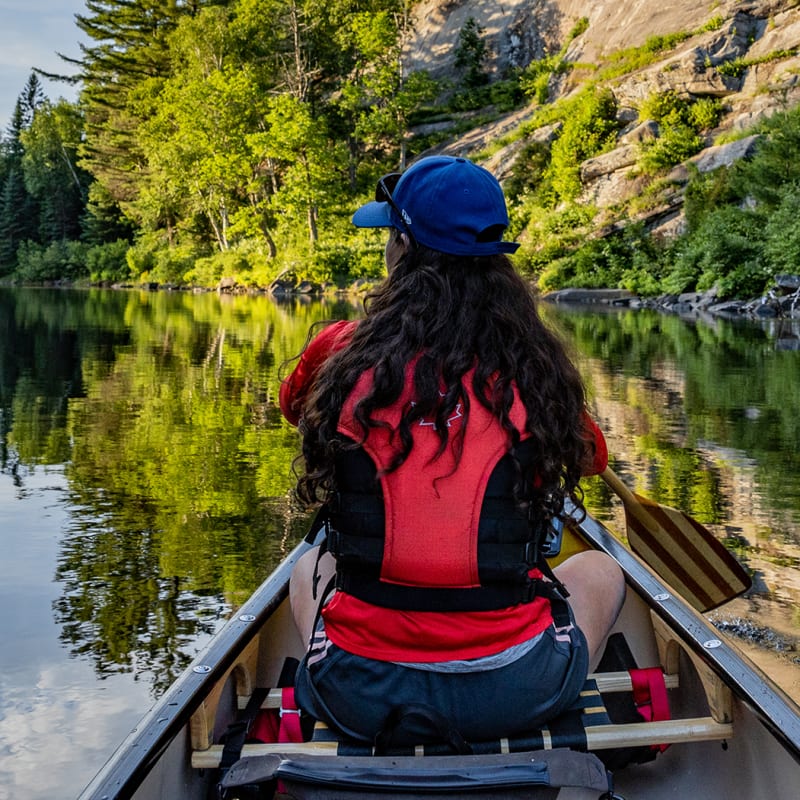 Young woman on a canoe in Abitibi-Témiscamingue.