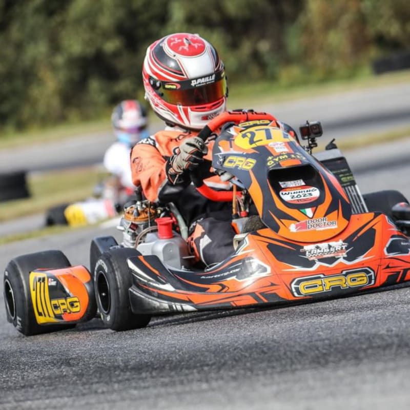 Un kart et son conducteur pendant une course.