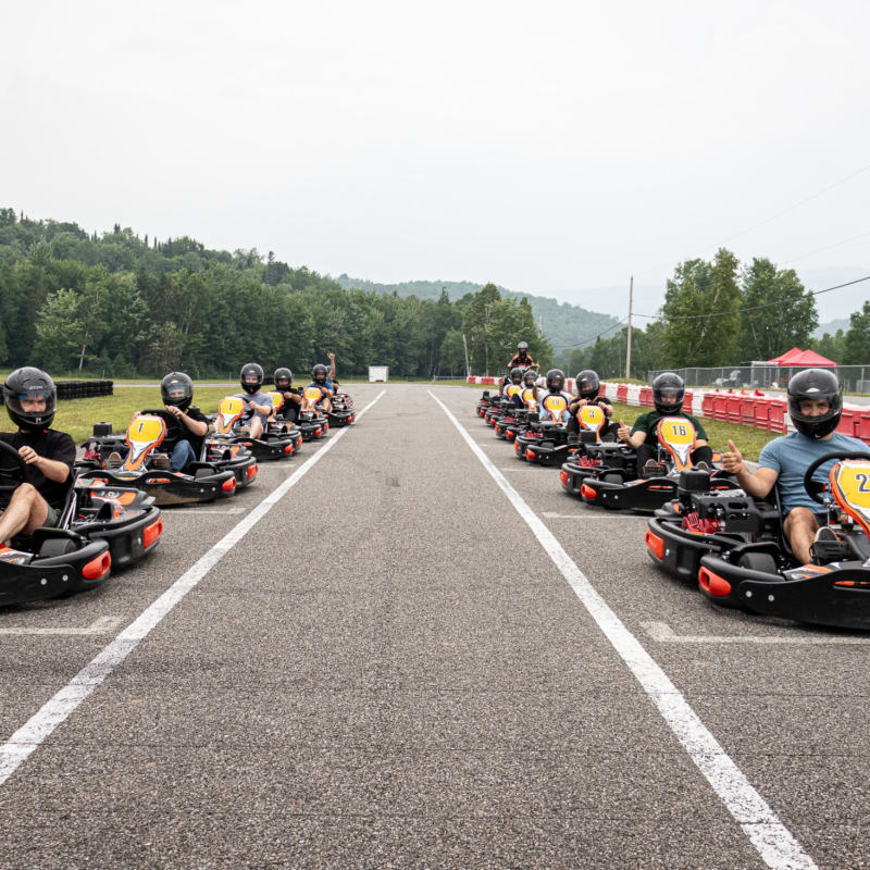 Karts en alignement de départ.