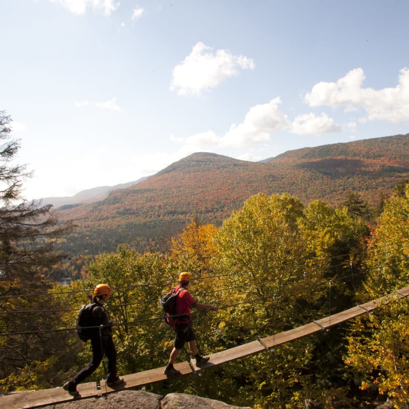 Deux personnes sur la via ferrata au Parc national du Mont-Tremblant.