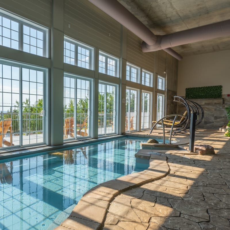 Piscine du Spa O'Quartz avec vue sur le fleuve St-Laurent.
