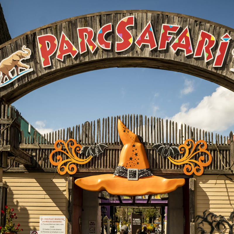 Père et fils à l'entrée du Parc Safari décorée pour l'Halloween.