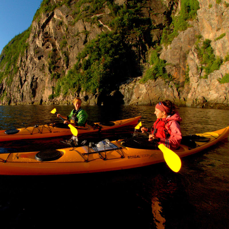 Deux kayakeuses au coucher du soleil.