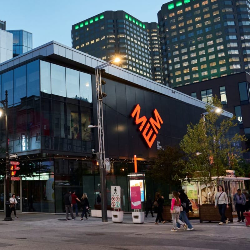 Extérieur du bâtiment du centre des mémoires montréalaises au coin St-Laurent et Ste-Catherine.