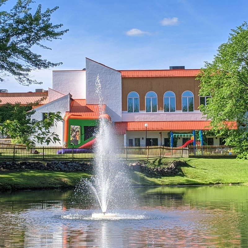 The pond and natural environment in front of the hotel.