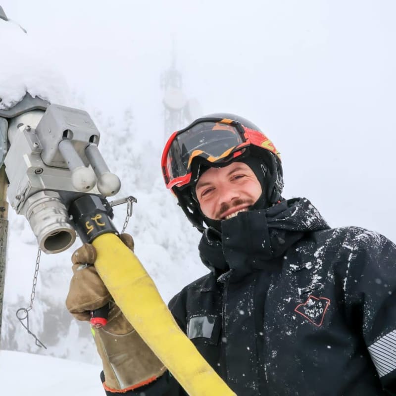 Homme en train de travailler à l'extérieur en hiver.