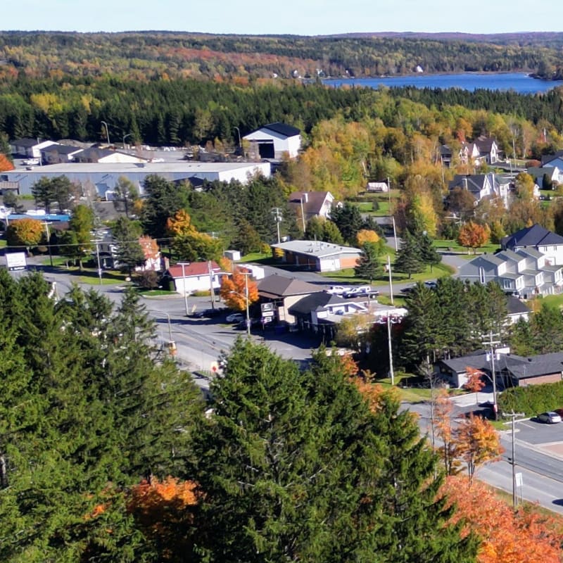 Manoir Lac-Etchemin en automne avec vue du lac.