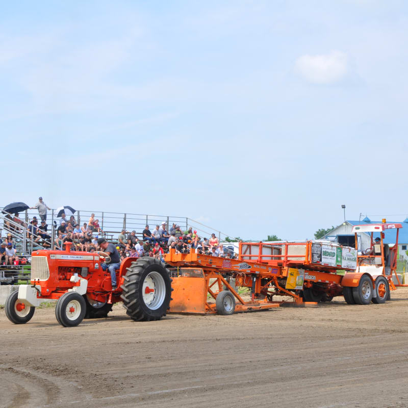 Crowd watching the tractor pull at the Calixa-Lavallée county fair