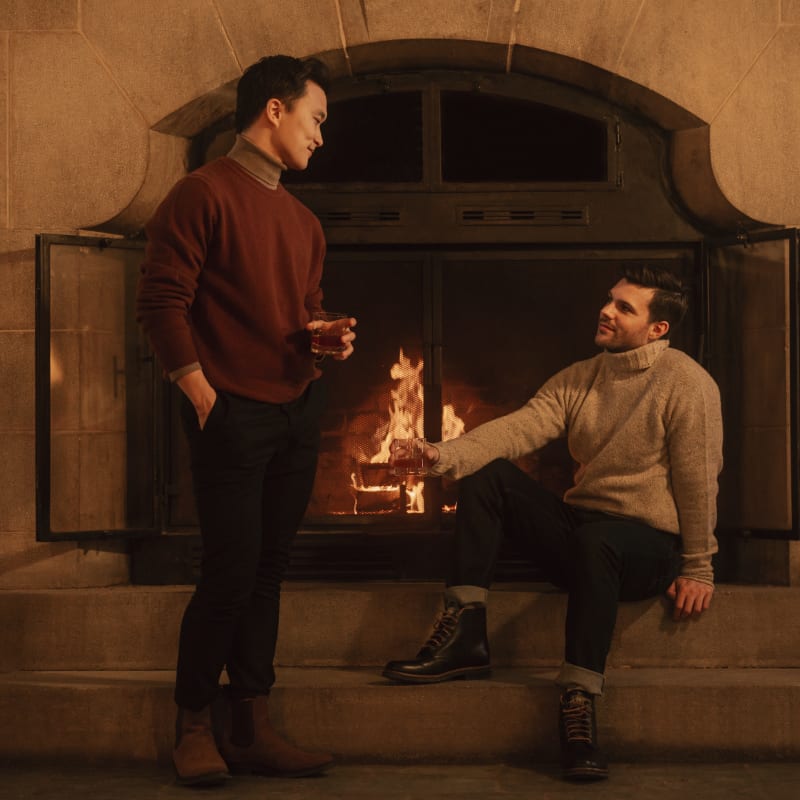 Deux hommes devant le grand foyer du Fairmont Le Château Montebello.