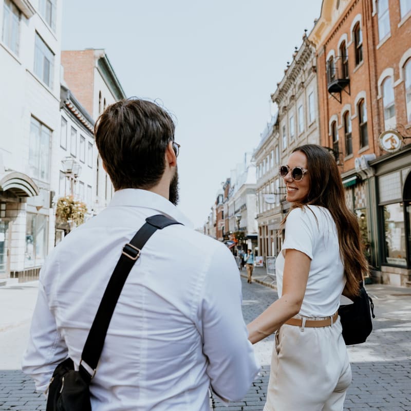 Couple dans les rues de Québec.