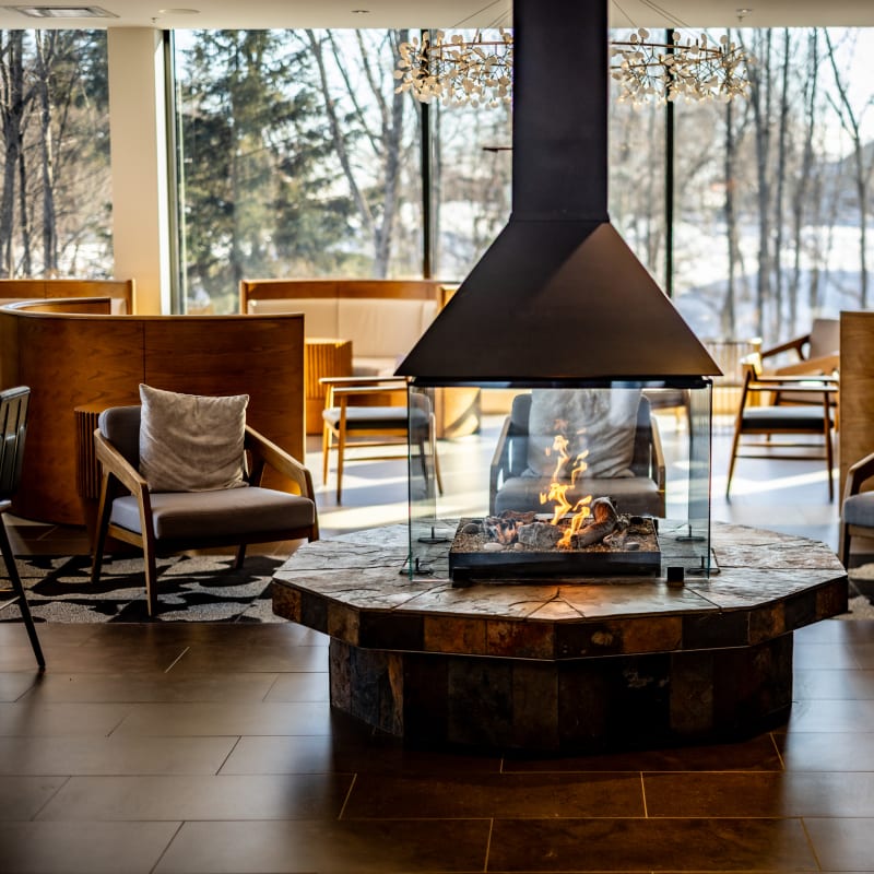 Lobby et foyer à L'Hôtel-Musée Premières Nations en hiver.