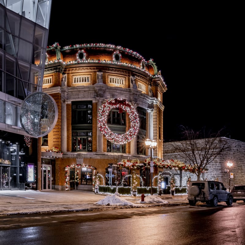 Extérieur du Capitole Hôtel illuminé de lumières de Noël.