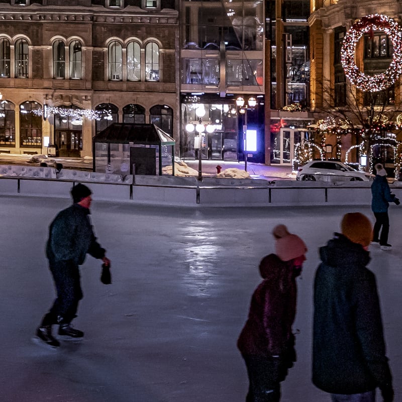 Patinoire de la place d'Youville devant Le Capitole Hôtel.