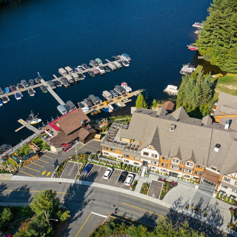 Vue aérienne du complexe du Viking Resort et de la marina.