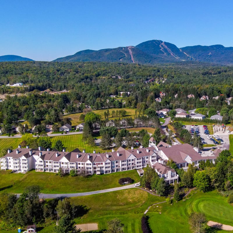Aerial view of the hotel and its golf course.