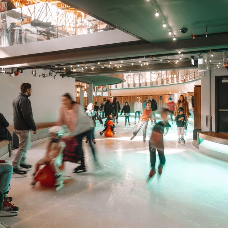 Familles de tous âges à la patinoire intérieure du Mega Parc
