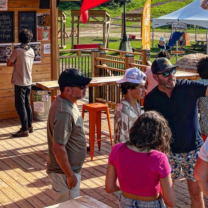 Groupe de personnes sur la terrasse au Mont Blanc.