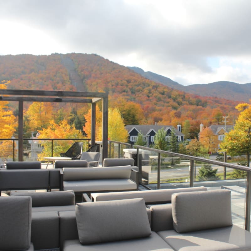 Mezzanine de l'Espace 4 Saisons avec vue sur le Mont Orford aux couleurs automnales.
