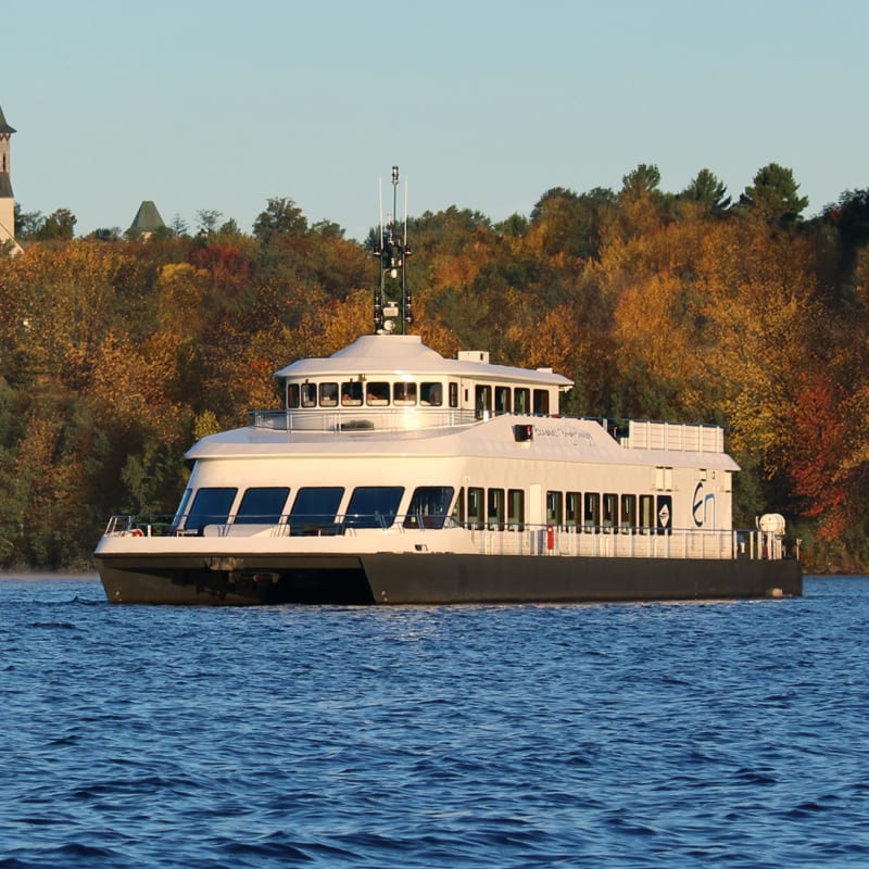 Bateau de croisière sur le lac Memphrémagog en automne.
