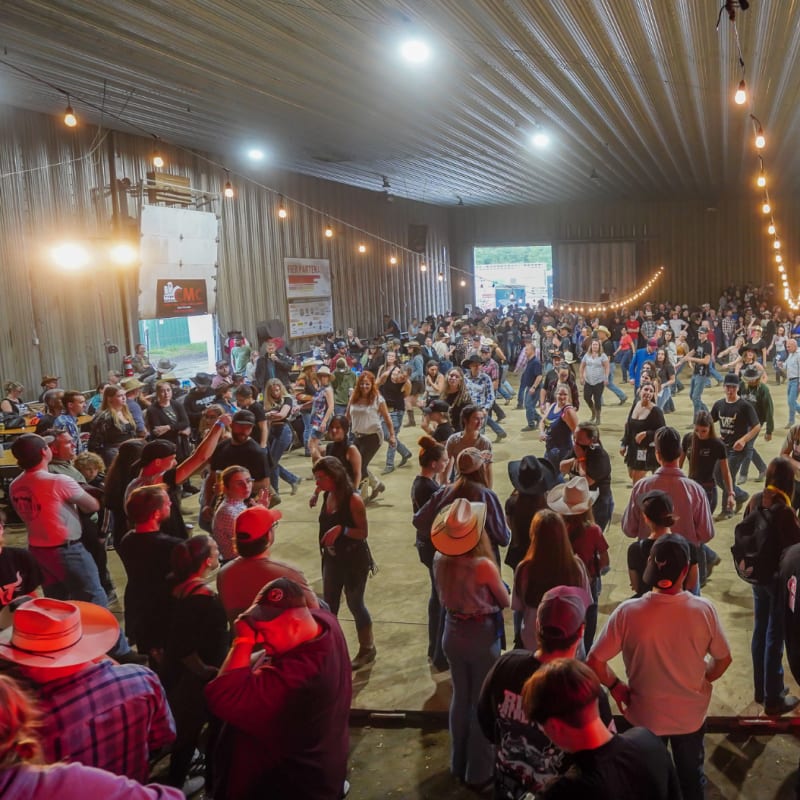 Danseurs country dans une grange au Rodeo Ayer's Cliff.