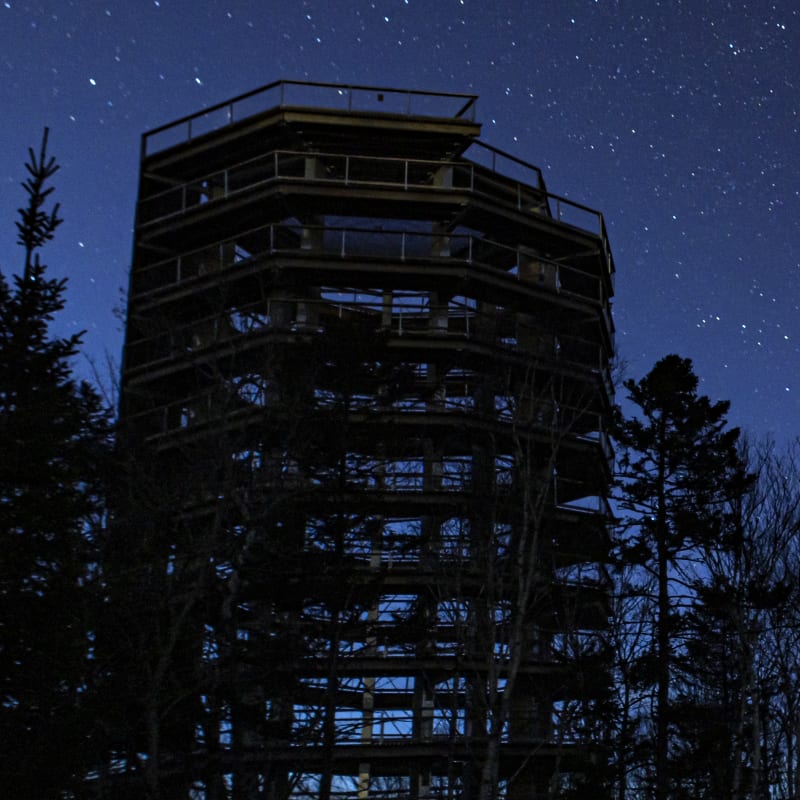 Tour panoramique du Sentier des cimes sous les étoiles.