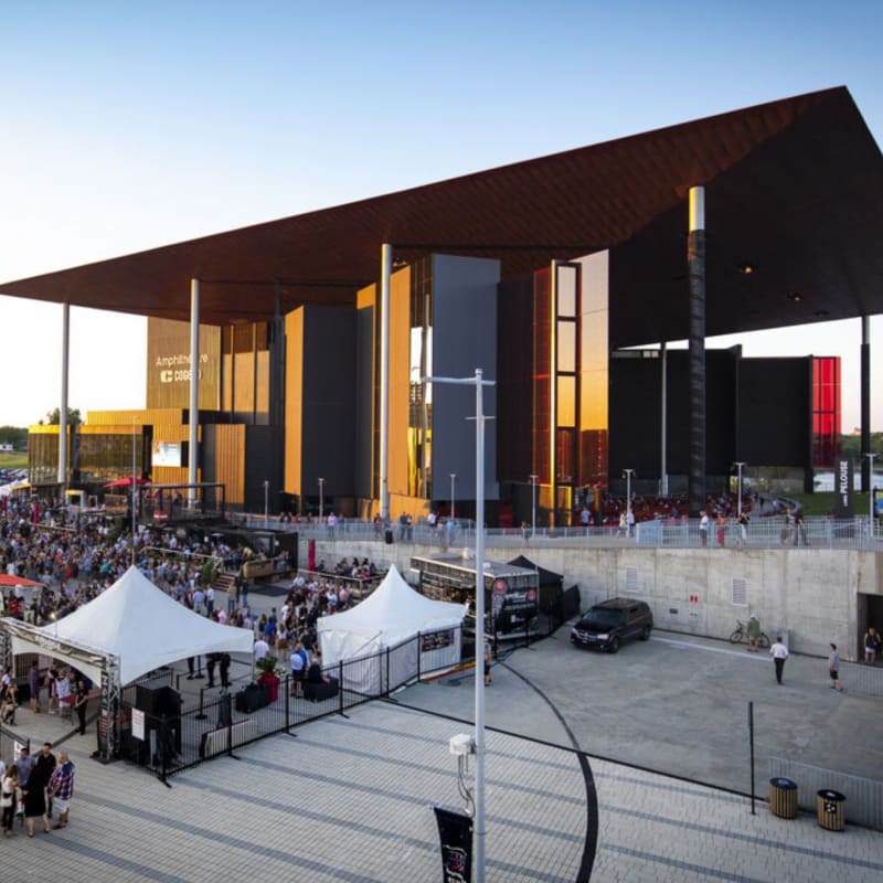 Amphithéâtre Cogeco in the evening.