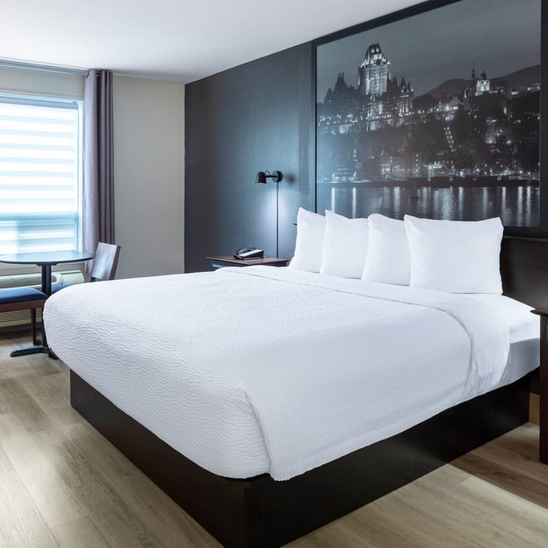 View of a room with a double bed at the Super 8 Québec Sainte-Foy.