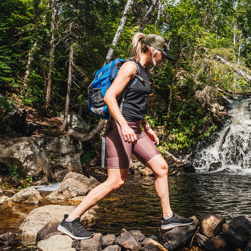 Woman hiking through the parc national d’Aiguebelle.