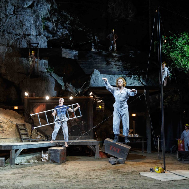 Acrobates sur la scène au Cirque de la Pointe-Sèche.