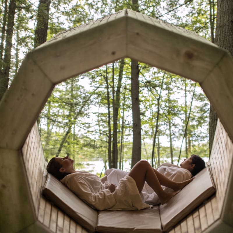 Deux femmes dans une zone de relaxation de forme octogonale au spa.