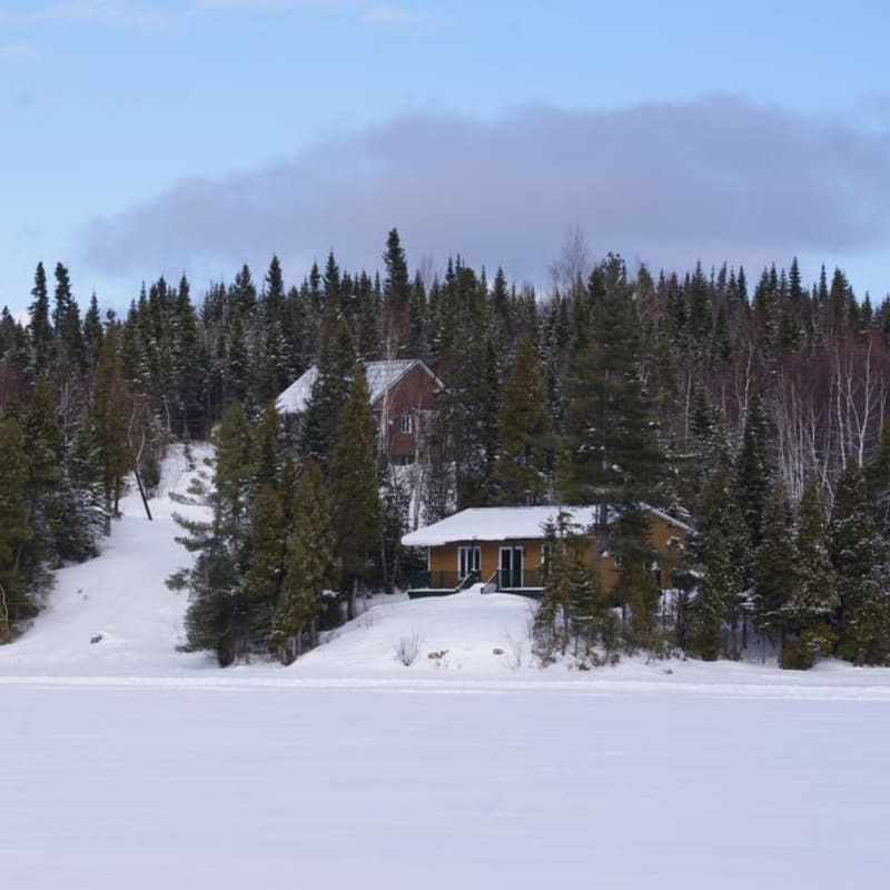 Two cottages on the shore of the river in Côte-Nord.