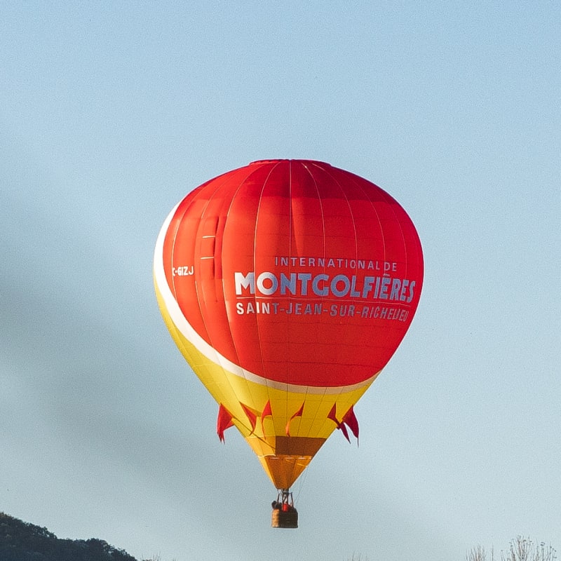 Hot-air balloon above a mountain in the Haut-Richelieu region.