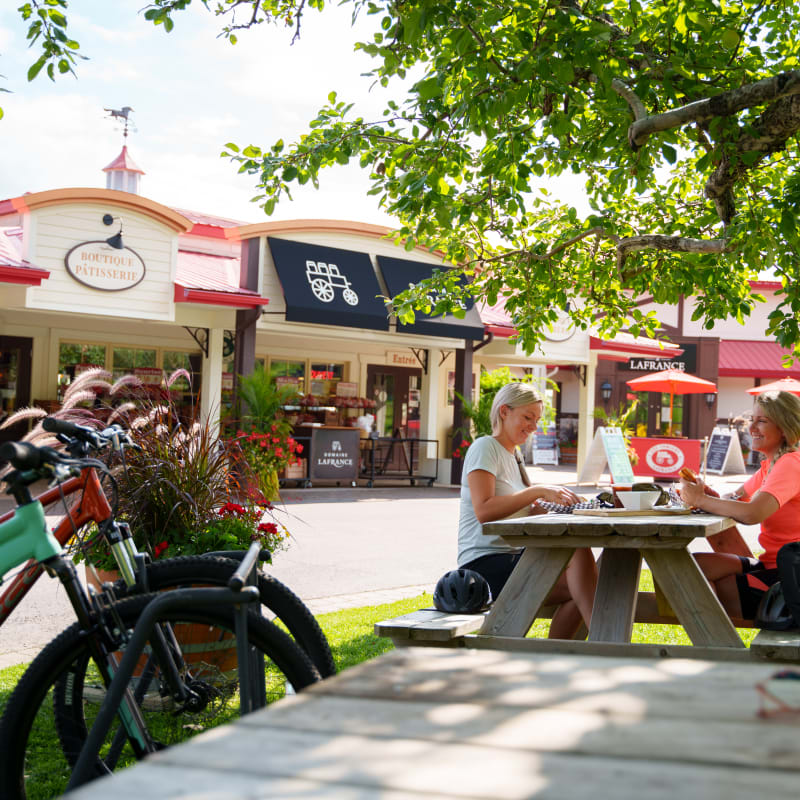 Deux femmes sur une table à pique-nique au Domaine Lafrance.