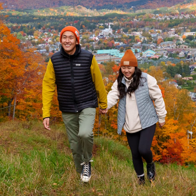 Couple en train de faire une randonnée en montagne.